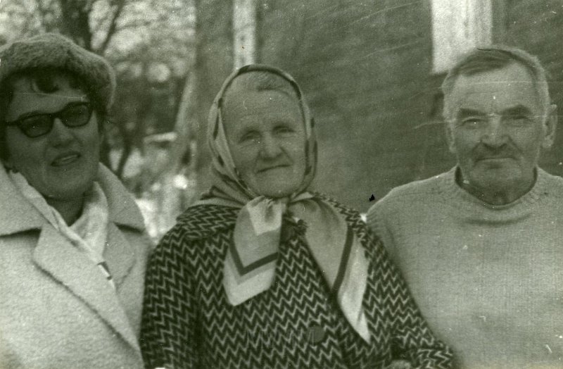 KKE 4635.jpg - Fot. Rodzina Aścik. Gabriela Aścik (z domu Jarzynowska) z rodziną, Wilno, XI 1968 r.